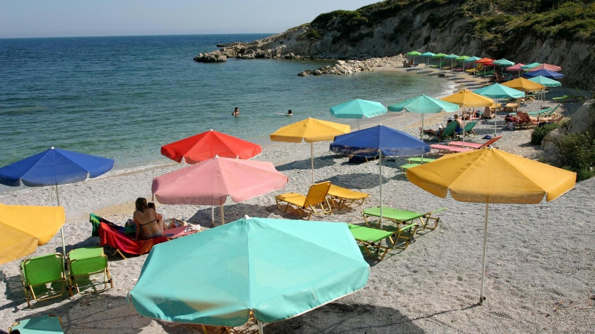 Samos (Griechenland): Kiesstrand in einer Badebucht bei Pythagorion im Südosten der griechischen Insel Samos. Samos (Griechenland): Kiesstrand in einer Badebucht bei Pythagorion im Südosten der griechischen Insel Samos.