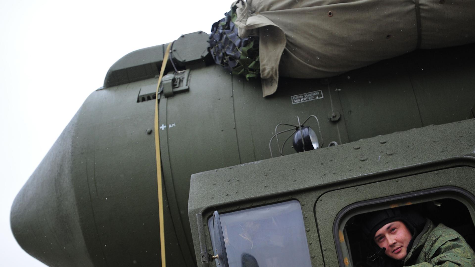 Eine Interkontinentalrakete aus russischer Produktion wird von einem Soldaten vorgeführt. Sie ist ein Nukleargefechtskörper. Eine Interkontinentalrakete aus russischer Produktion wird von einem Soldaten vorgeführt. Sie ist ein Nukleargefechtskörper.