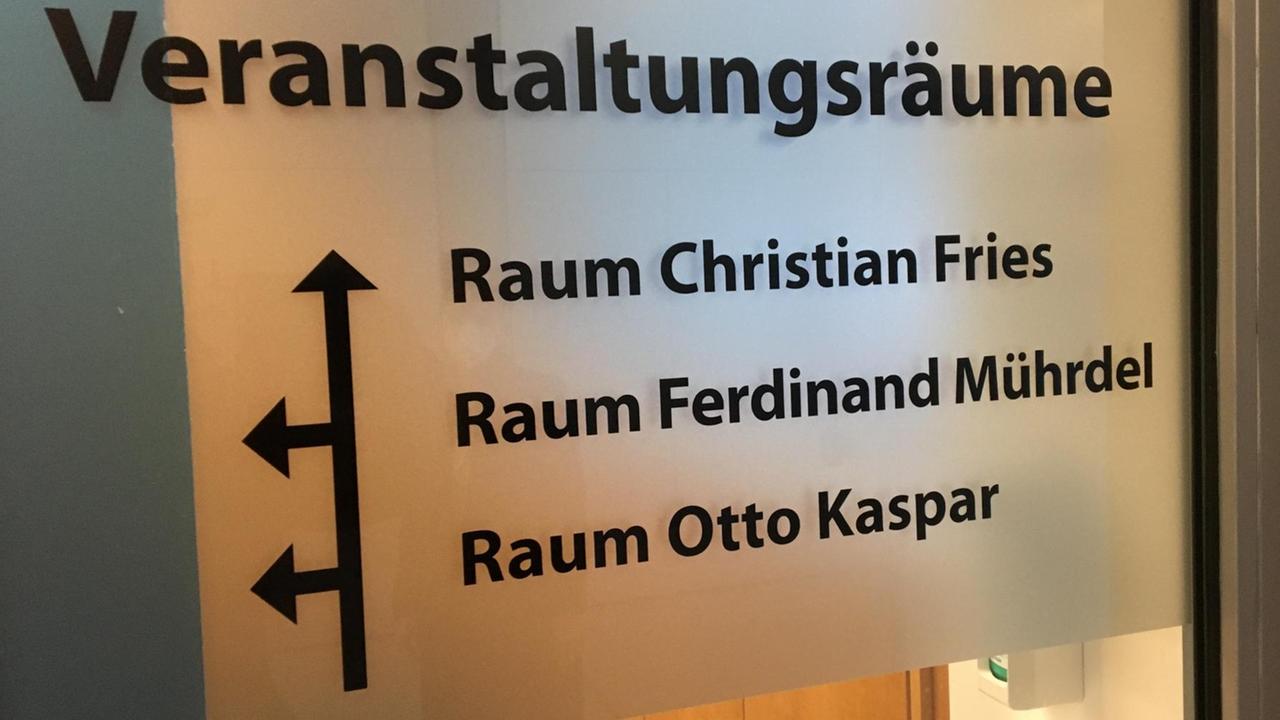 Auf einer Glastür im Polizeipräsidium Frankfurt am Main stehen die Namen der Polizisten Christian Fries, Ferdinand Mührdel und Otto Kaspar, die im Widerstand gegen den Nationalsozialismus tätig waren. Auf einer Glastür im Polizeipräsidium Frankfurt am Main stehen die Namen der Polizisten Christian Fries, Ferdinand Mührdel und Otto Kaspar, die im Widerstand gegen den Nationalsozialismus tätig waren.