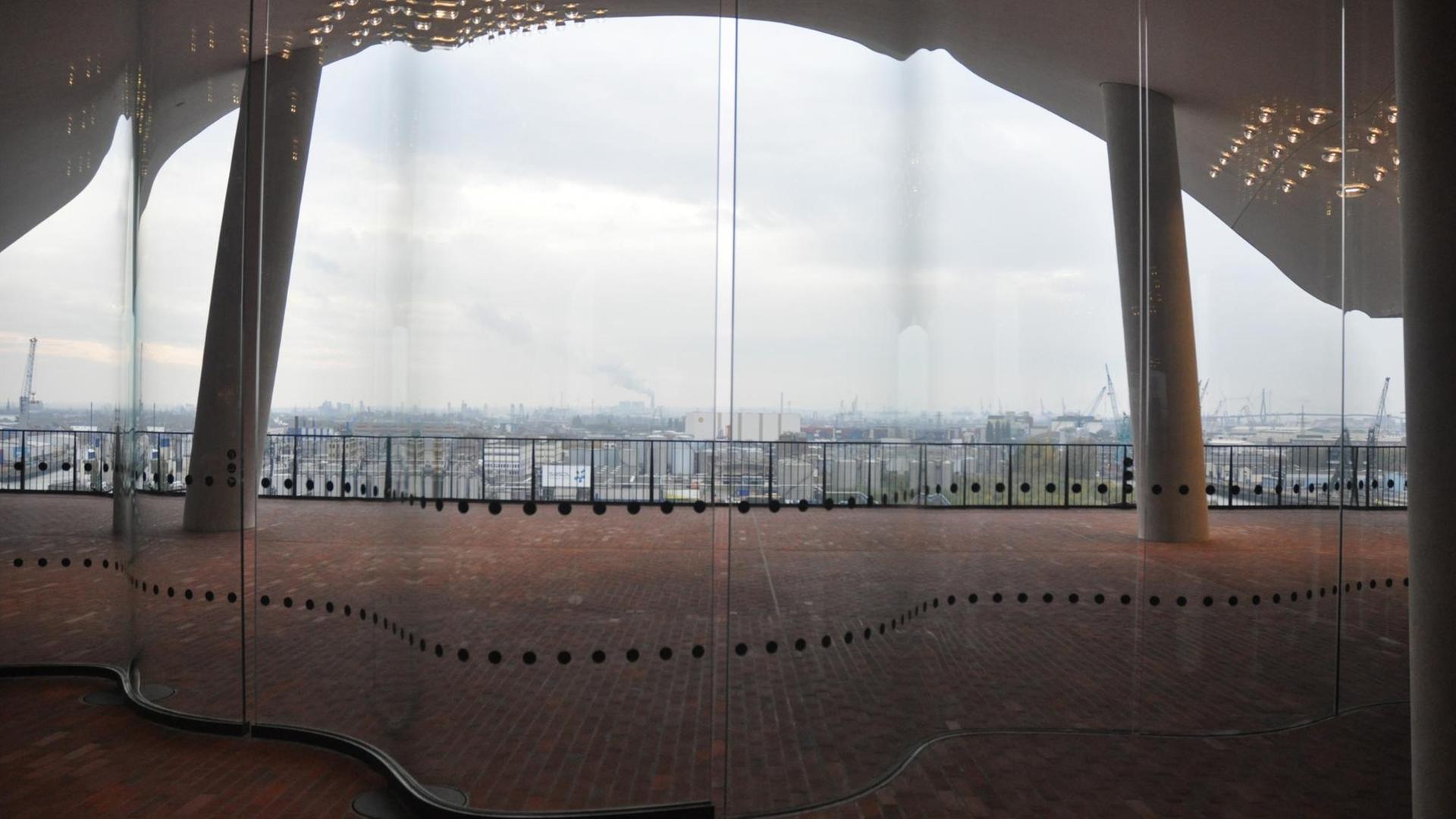 Der Blick aus der Elbphilharmonie auf den Hafen Der Blick aus der Elbphilharmonie auf den Hafen