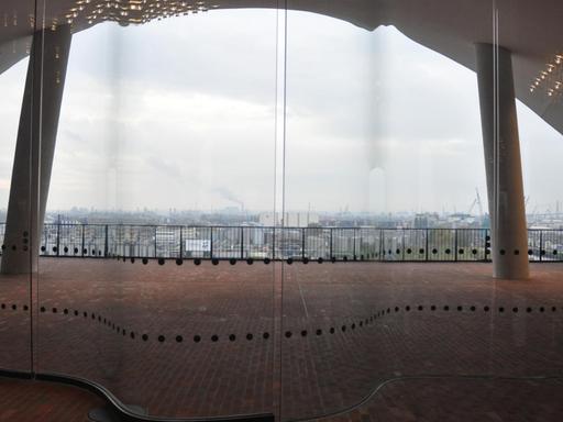 Der Blick aus der Elbphilharmonie auf den Hafen