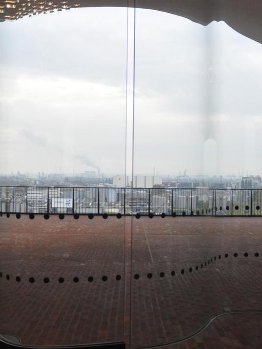 Der Blick aus der Elbphilharmonie auf den Hafen