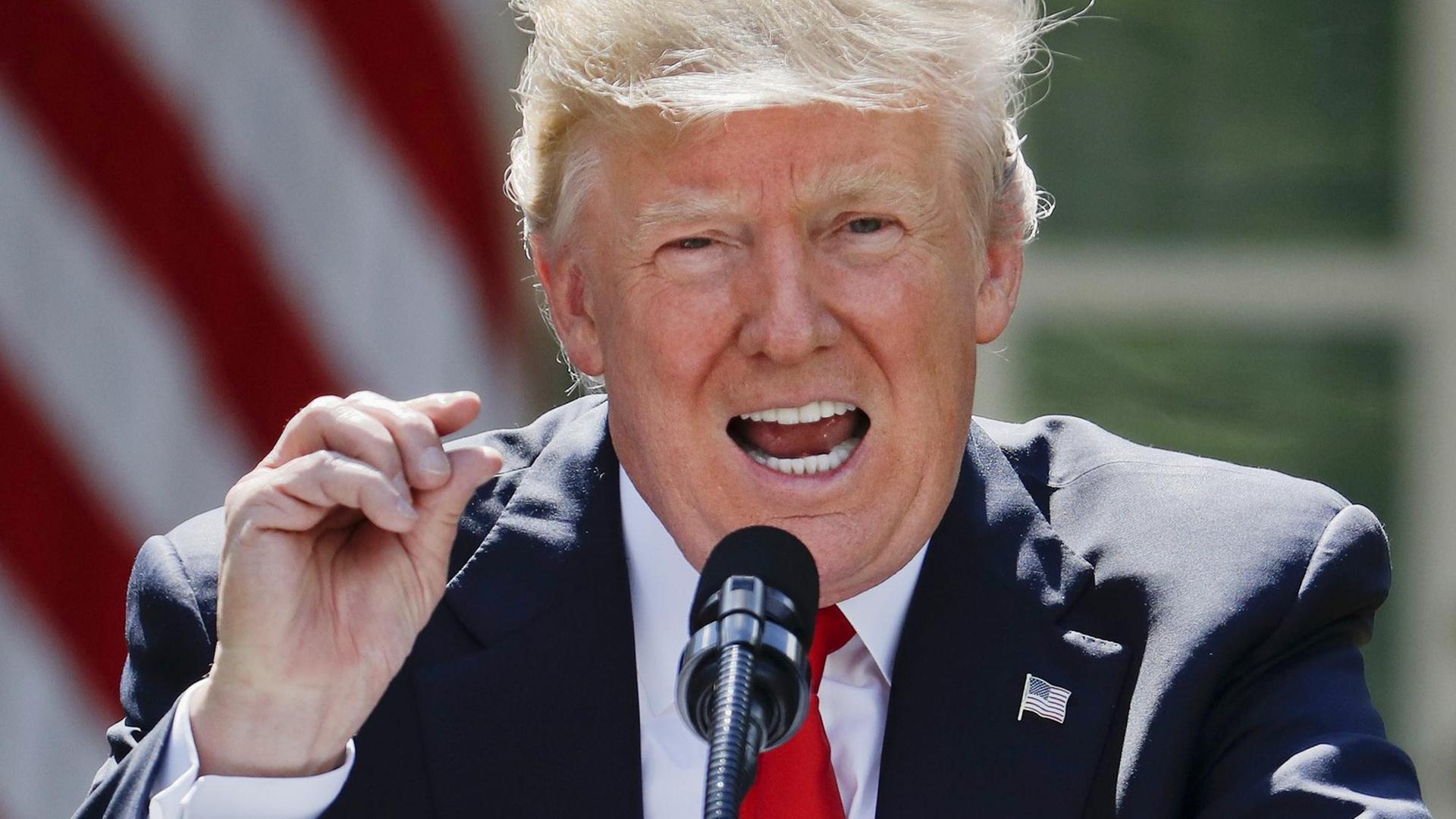US-Präsident Donald Trump gestikuliert am Rednerpult. Washington. US-Präsident Donald Trump gestikuliert am Rednerpult. Washington.