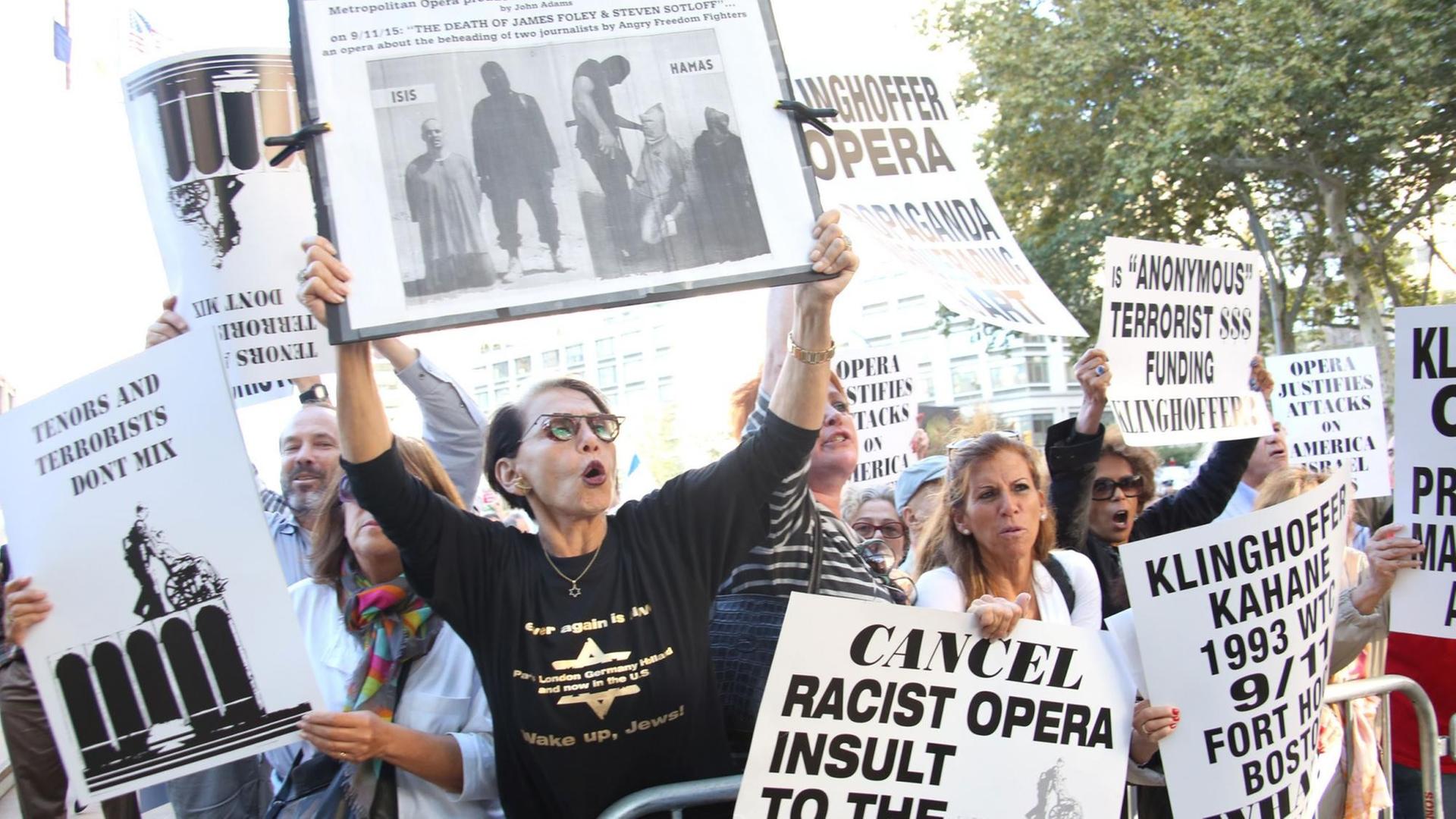 Proteste gegen die Aufführung der Oper "The Death of Klinghoffer" am Metropolitan Opera House, New York, am 22.09.2014. Proteste gegen die Aufführung der Oper "The Death of Klinghoffer" am Metropolitan Opera House, New York, am 22.09.2014.