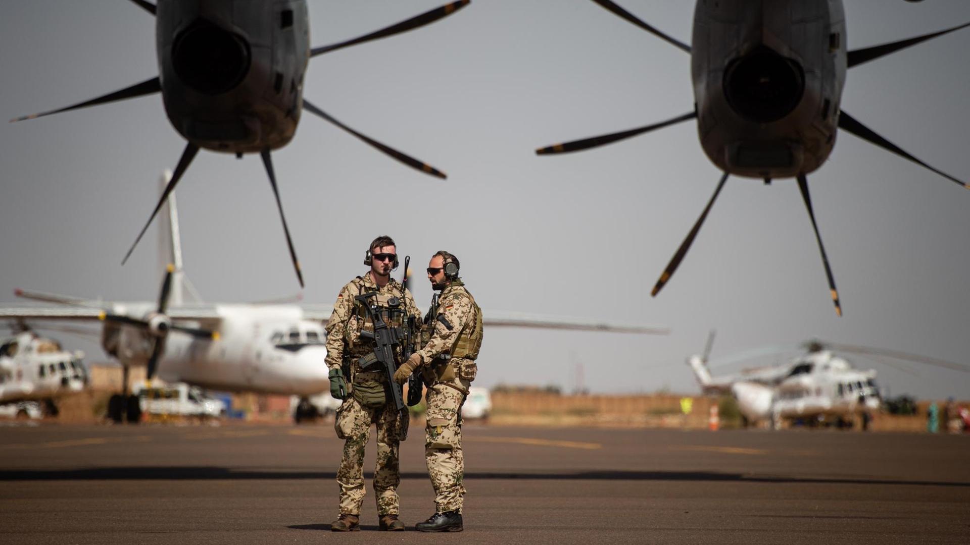 Deutsche Soldaten stehen am Flughafen in Gao und sichern ein Transportflugzeug. Deutsche Soldaten stehen am Flughafen in Gao und sichern ein Transportflugzeug.