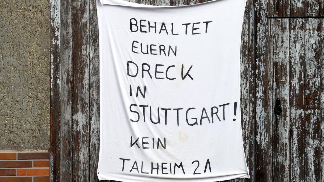 An einem Haus in der zu Horb am Neckar gehörenden Gemeinde Talheim (Baden-Württemberg) hängt am 20.10.2014 ein Transparent auf dem steht "Behaltet euren Dreck in Stuttgart! Kein Talheim 21". in der Gemeinde soll ein ehemaliger Steinbruch mit Abraum des Bahnprojekts Stuttgart 21 aufgefüllt werden. An einem Haus in der zu Horb am Neckar gehörenden Gemeinde Talheim (Baden-Württemberg) hängt am 20.10.2014 ein Transparent auf dem steht "Behaltet euren Dreck in Stuttgart! Kein Talheim 21". in der Gemeinde soll ein ehemaliger Steinbruch mit Abraum des Bahnprojekts Stuttgart 21 aufgefüllt werden.