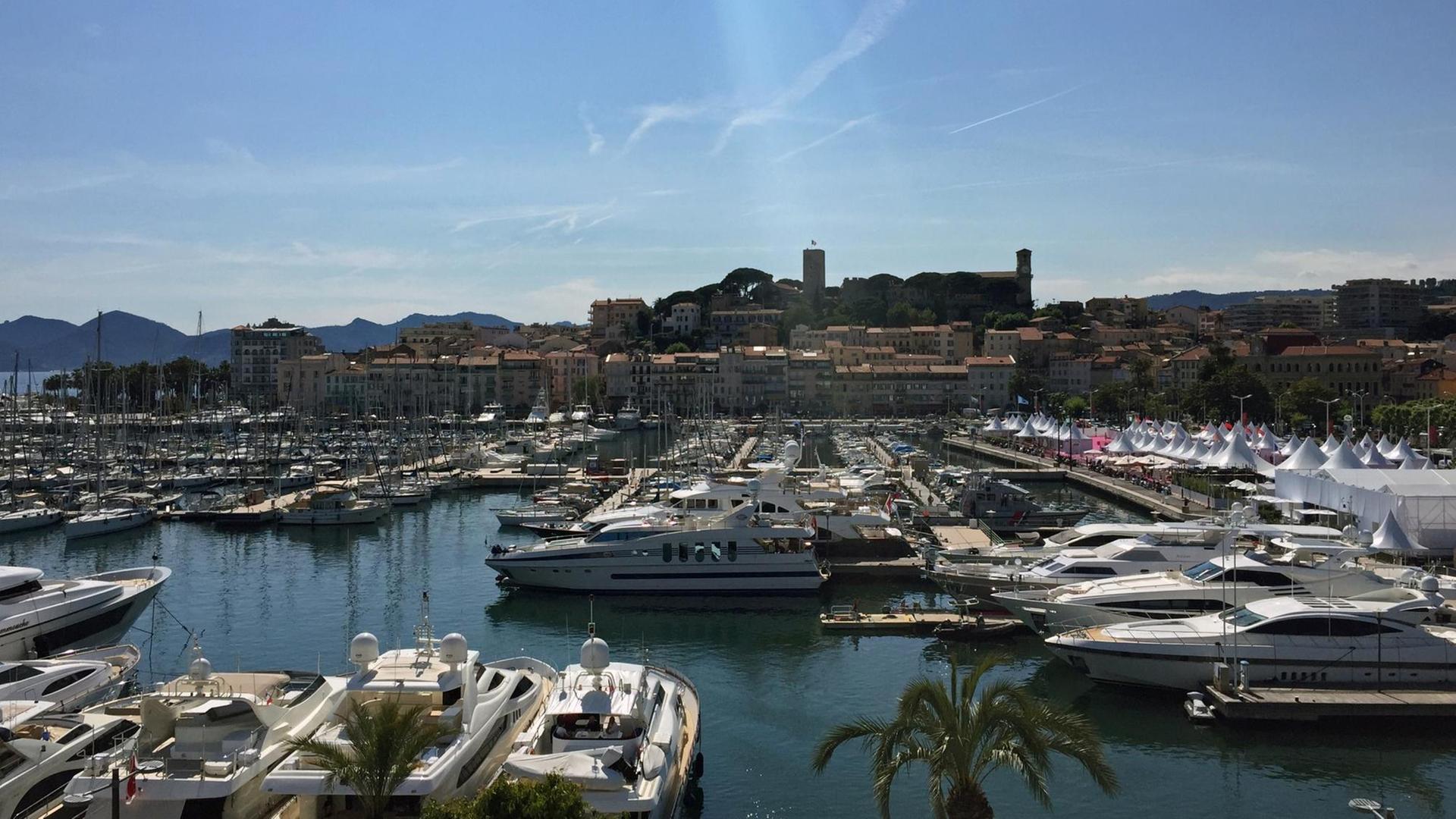 Frischluft en masse - am Hafen in Cannes. Frischluft en masse - am Hafen in Cannes.