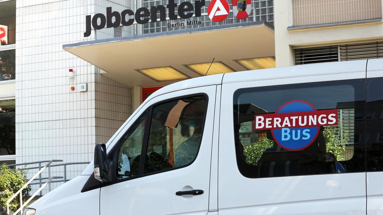 Ein "Beratungs-Bus", die mobile Hartz IV-Beratung, steht am 03.08.2015 vor dem Jobcenter in der Müllerstraße in Berlin.