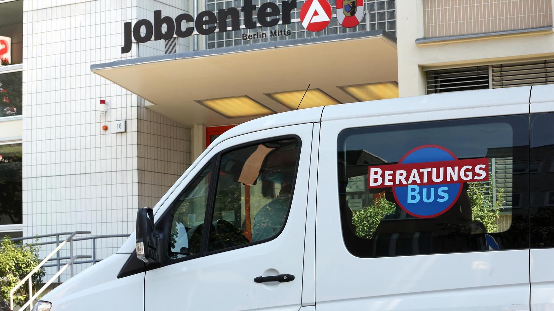 Ein "Beratungs-Bus", die mobile Hartz IV-Beratung, steht am 03.08.2015 vor dem Jobcenter in der Müllerstraße in Berlin. Ein "Beratungs-Bus", die mobile Hartz IV-Beratung, steht am 03.08.2015 vor dem Jobcenter in der Müllerstraße in Berlin.