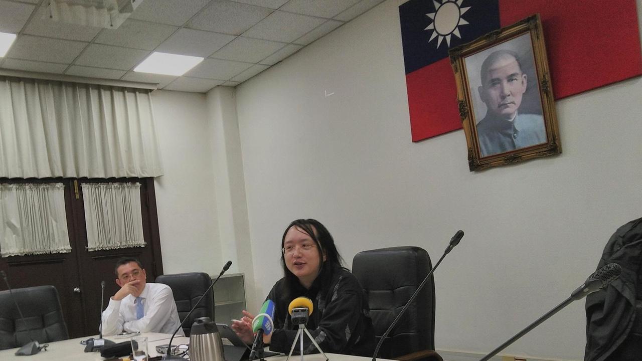 Taiwans Digitalministeirn Audrey Tang hat ausgehandelt nur montags und donnerstags im offiziellen Regierungsgebäude sein zu müssen. An der Wand ein Bild des Staatsgründers der Republik of China Sun Yat-sen. Taiwans Digitalministeirn Audrey Tang hat ausgehandelt nur montags und donnerstags im offiziellen Regierungsgebäude sein zu müssen. An der Wand ein Bild des Staatsgründers der Republik of China Sun Yat-sen.