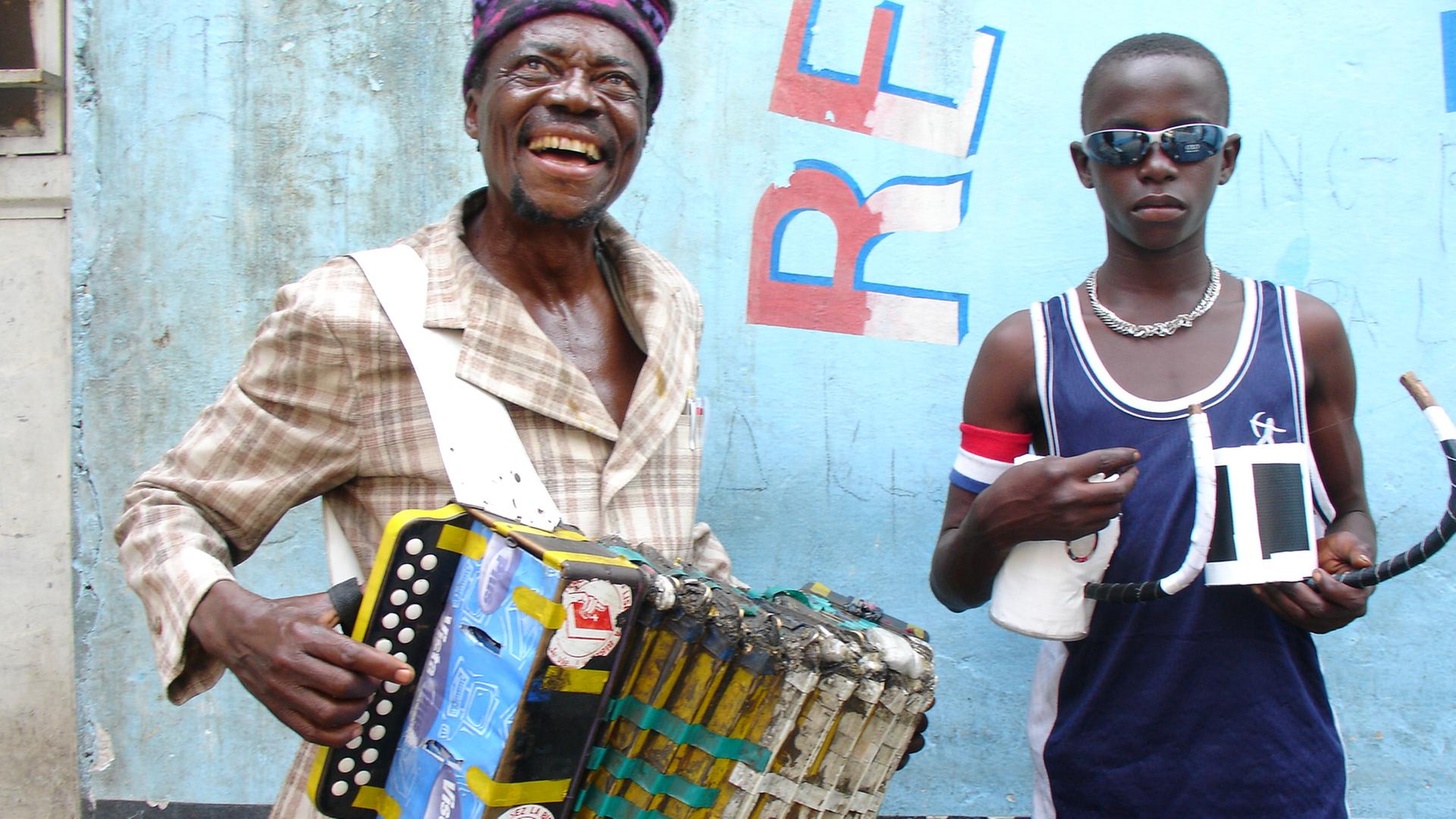 Musiker der kongolesischen Band Benda Bilili in den Straßen von Kinshasa Musiker der kongolesischen Band Benda Bilili in den Straßen von Kinshasa