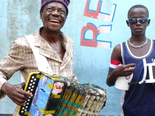 Musiker der kongolesischen Band Benda Bilili in den Straßen von Kinshasa