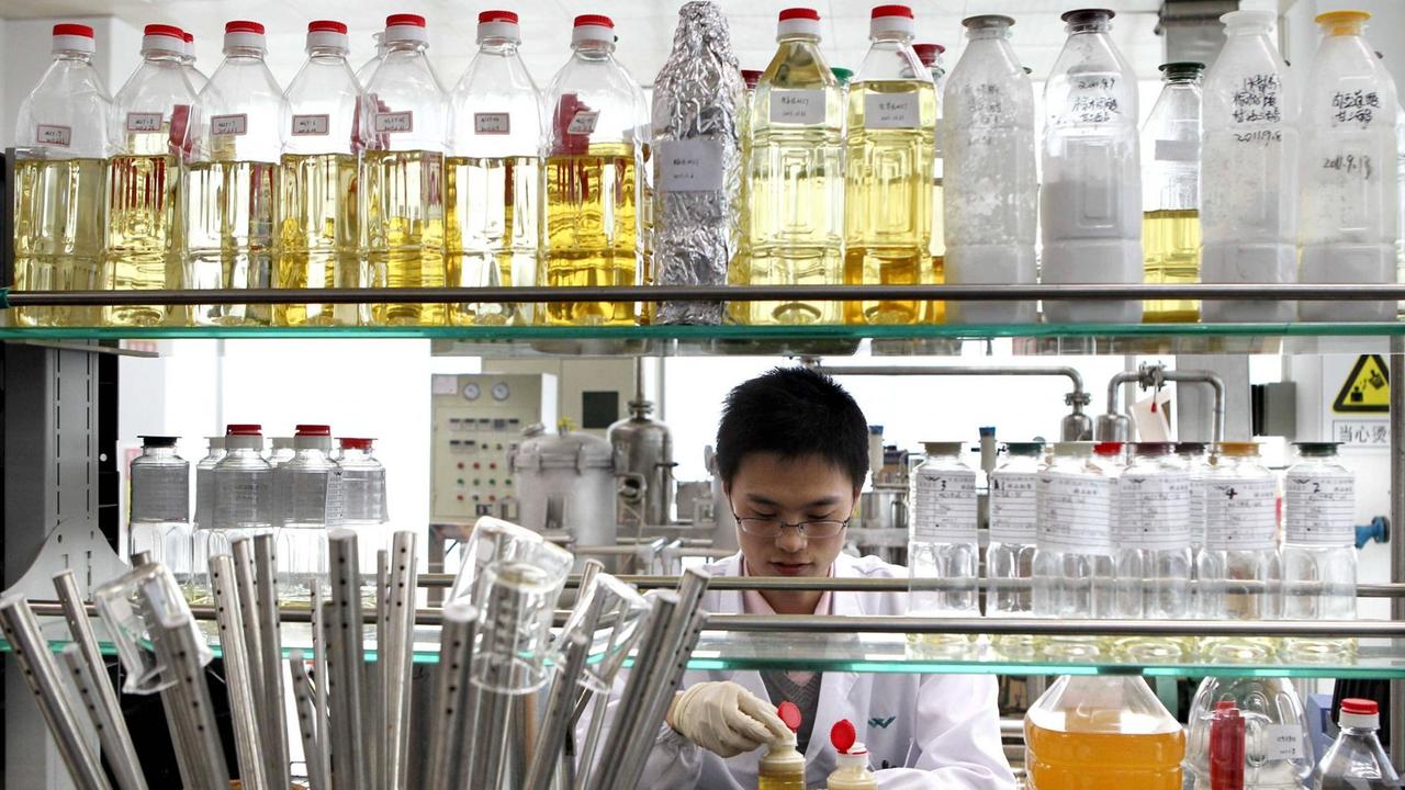 Ein Laborant testet Fette im Wilmar Biotechnology Research and Development Center in Shanghai. Ein Laborant testet Fette im Wilmar Biotechnology Research and Development Center in Shanghai.