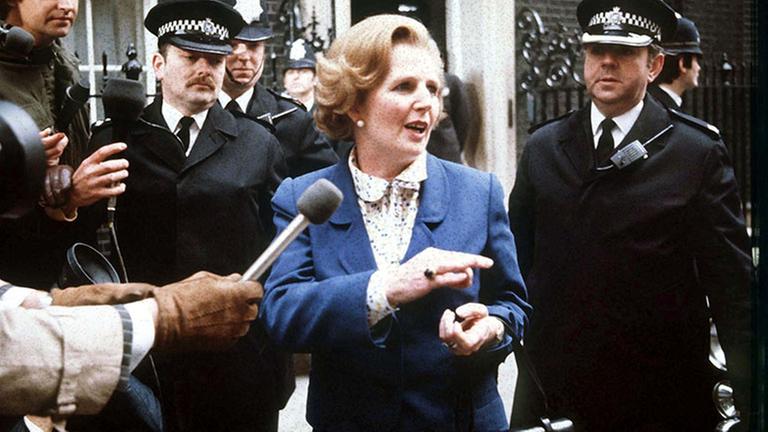 In Anwesenheit von mehreren Polizisten spricht Großbritanniens neue Premierministerin Margaret Thatcher am 4. Mai 1979 vor ihrem Amtssitz Downing Street Nr. 10 in London mit Journalisten. Einen Tag nach ihrem Wahlsieg zog die erste europäische Regierungschefin in ihren Amtssitz. |