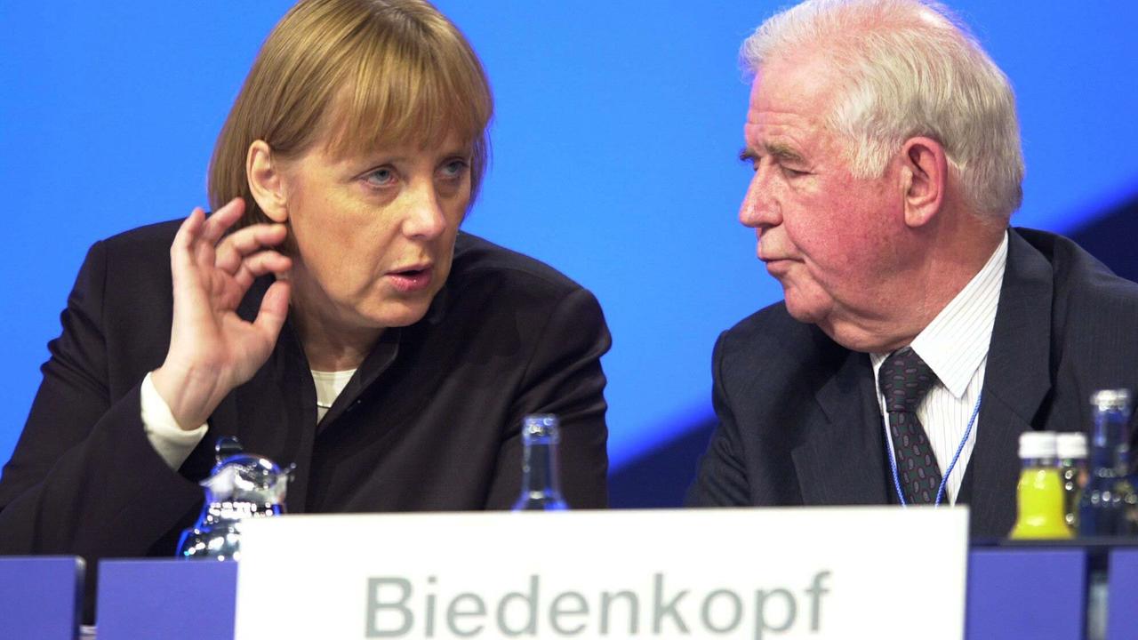Bundesparteitag der CDU 2001: Der sächsiche Ministerpräsident Kurt Biedenkopf im Gespraech mit der CDU-Vorsitzenden Angela Merkel. Bundesparteitag der CDU 2001: Der sächsiche Ministerpräsident Kurt Biedenkopf im Gespraech mit der CDU-Vorsitzenden Angela Merkel.