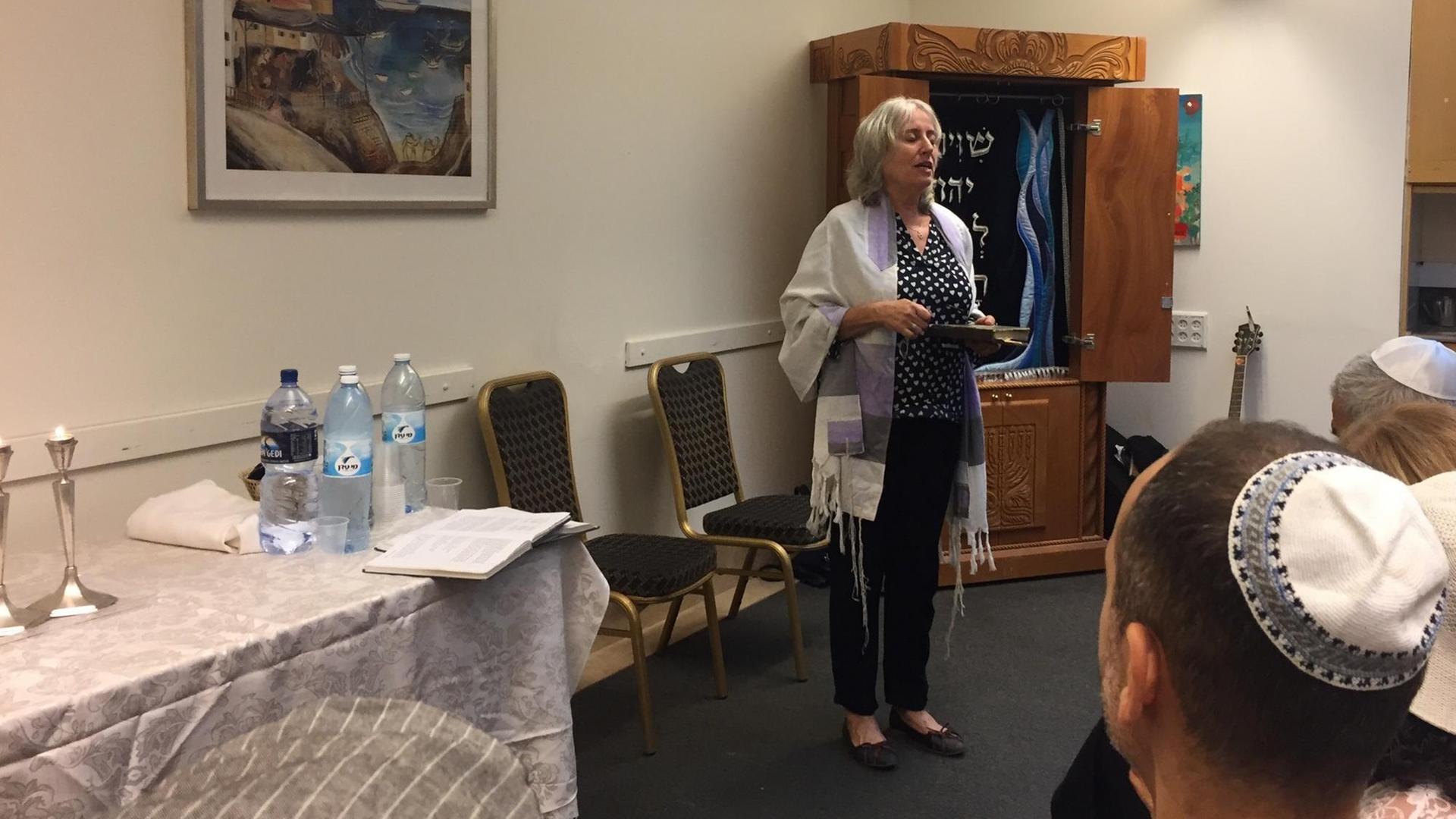 Die Rabbinerin Mira Raz beim Gottesdienst zum Schabbat in der Reformgemeinde Beit Daniel, südlich von Tel Aviv. Sie ist seit den 90er Jahren Rabbinerin in Reformgemeinden. Die Rabbinerin Mira Raz beim Gottesdienst zum Schabbat in der Reformgemeinde Beit Daniel, südlich von Tel Aviv. Sie ist seit den 90er Jahren Rabbinerin in Reformgemeinden.