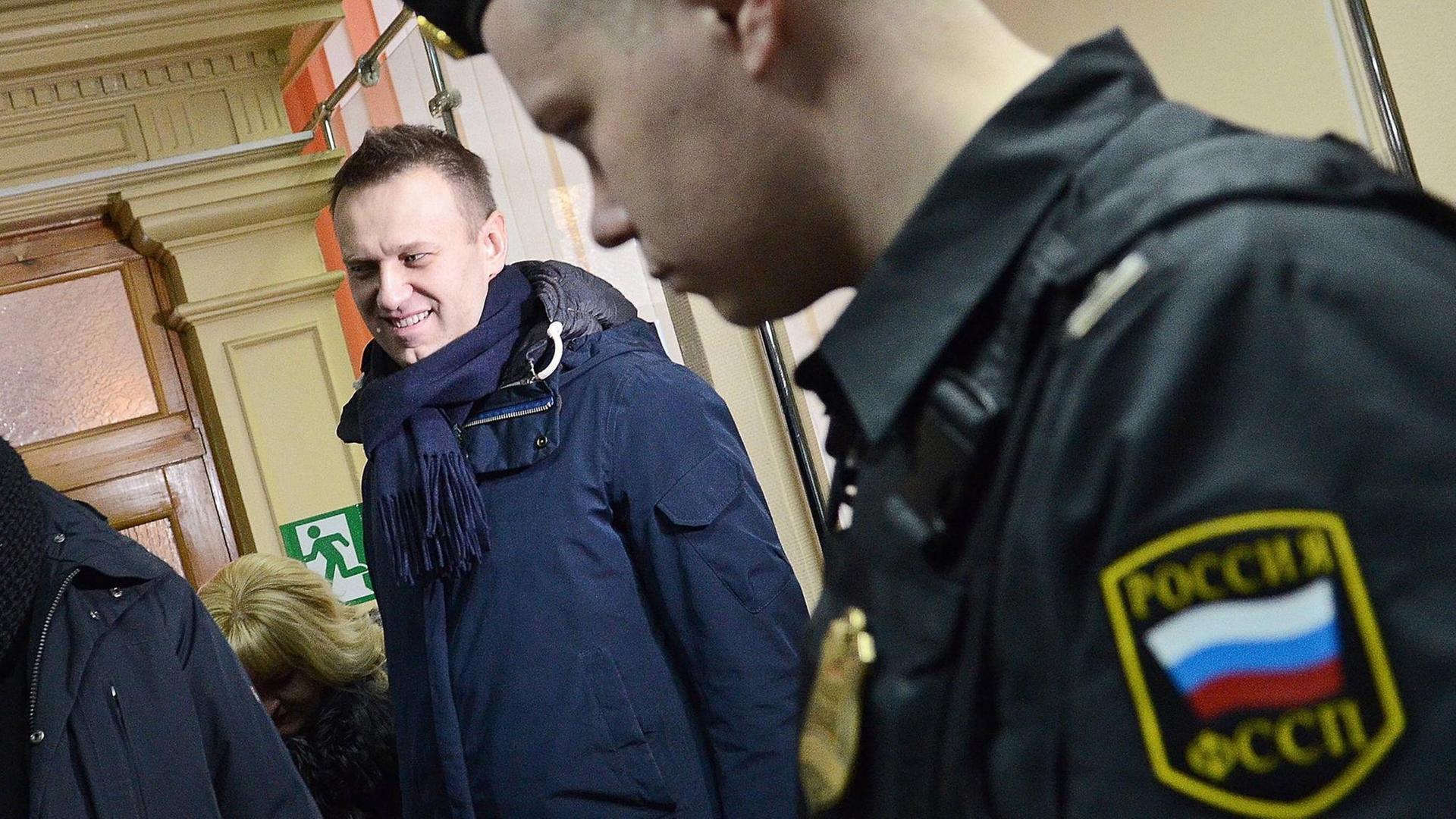 Alexei Nawalny erscheint zur Anhörung beim Gericht.