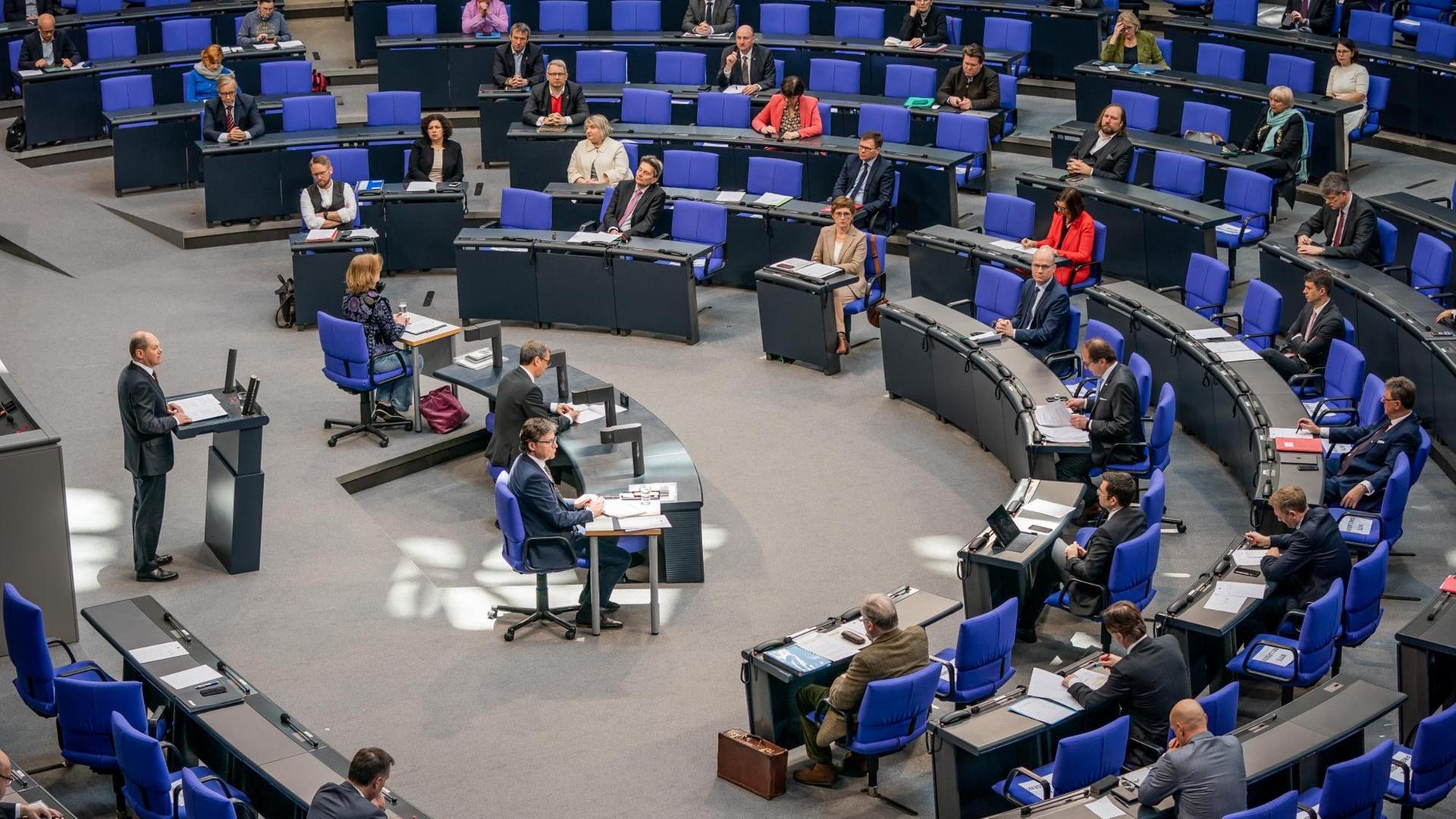 Bundesfinanzminister Olaf Scholz spricht im Bundestag über das Hilfspaket wegen des Coronavirus. Bundesfinanzminister Olaf Scholz spricht im Bundestag über das Hilfspaket wegen des Coronavirus.