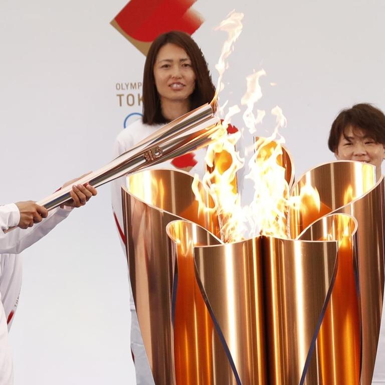 Japan, Naraha: Die olympische Fackel wird von einem Mitglied der japanischen Frauenfußball-Nationalmannschaft angezündet.