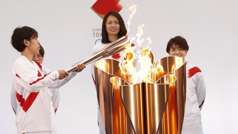 Japan, Naraha: Die olympische Fackel wird von einem Mitglied der japanischen Frauenfußball-Nationalmannschaft angezündet.