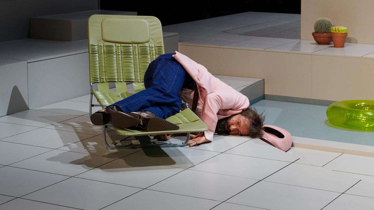 Schauspieler Michael Neuenschwander liegt im Stück "Kurze Interviews mit fiesen Männern" am Schauspielhaus Zürich in einer ungelenken Körperhaltung halb auf dem Boden und halb auf einem Liegestuhl. Schauspieler Michael Neuenschwander liegt im Stück "Kurze Interviews mit fiesen Männern" am Schauspielhaus Zürich in einer ungelenken Körperhaltung halb auf dem Boden und halb auf einem Liegestuhl.