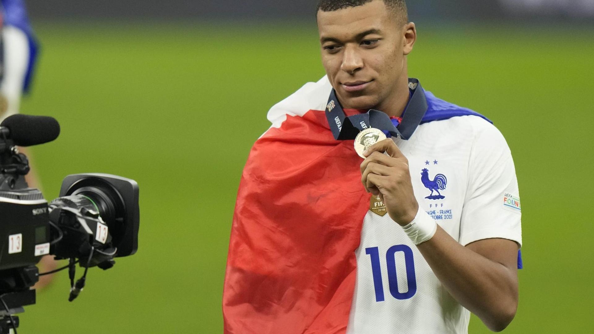 Fußball - Medien: Weltmeister Mbappe bleibt bei Paris St. Germain