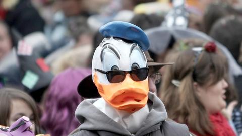 Ein als "Donald Duck" verkleideter Mann beim Fastnachtsstart in Mainz