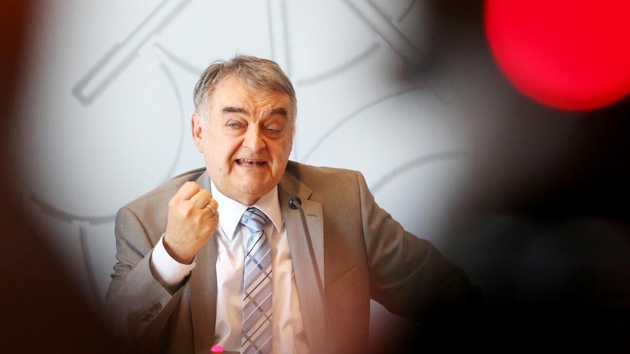 29.06.2018, Nordrhein-Westfalen, Düsseldorf: Herbert Reul (CDU), Innenminister von Nordrhein-Westfalen, trägt während einer Pressekonferenz den Verfassungsschutzbericht für Nordrhein-Westfalen vor. Foto: Roland Weihrauch/dpa | Verwendung weltweit 29.06.2018, Nordrhein-Westfalen, Düsseldorf: Herbert Reul (CDU), Innenminister von Nordrhein-Westfalen, trägt während einer Pressekonferenz den Verfassungsschutzbericht für Nordrhein-Westfalen vor. Foto: Roland Weihrauch/dpa | Verwendung weltweit
