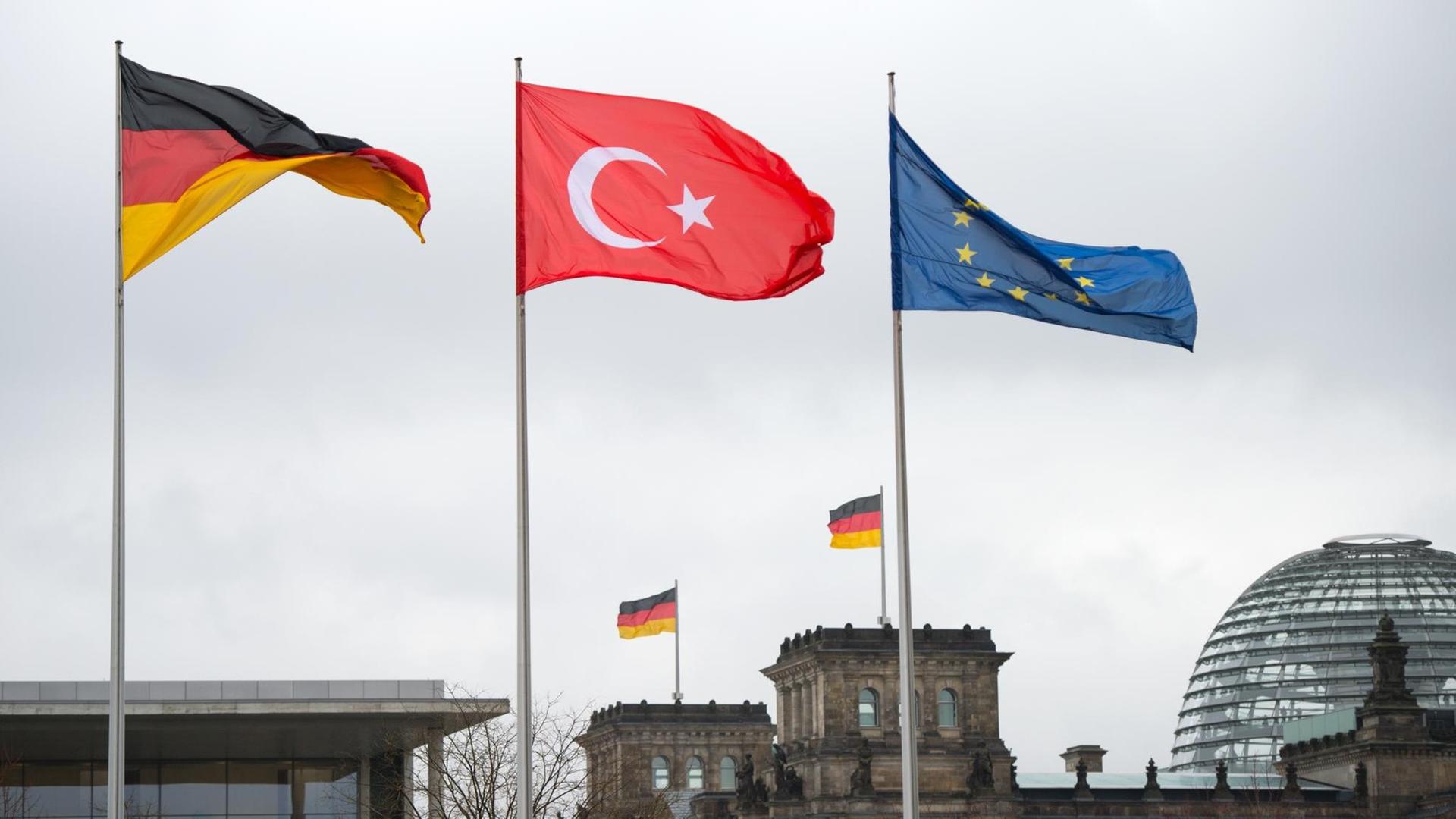 Die Flaggen Deutschlands, der Türkei und von Europa wehen am 12.01.2015 vor dem Bundeskanzleramt in Berlin. Die Flaggen Deutschlands, der Türkei und von Europa wehen am 12.01.2015 vor dem Bundeskanzleramt in Berlin.