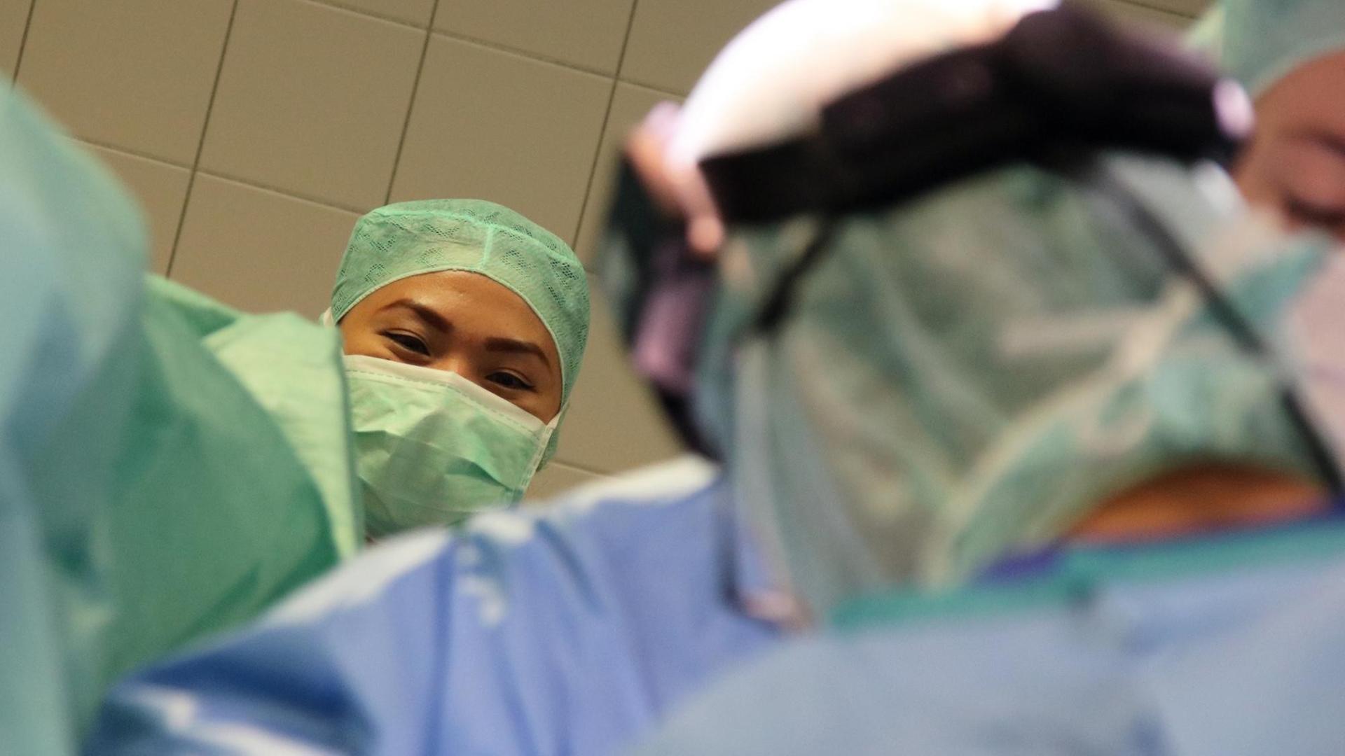 Die Krankenschwester Daisy Agravante mit Mundschutz im Operationssaal. Die Krankenschwester Daisy Agravante mit Mundschutz im Operationssaal.
