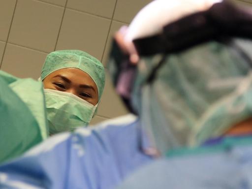 Die Krankenschwester Daisy Agravante mit Mundschutz im Operationssaal.
