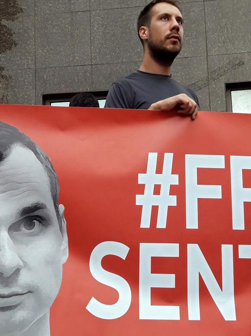 Demonstranten vor dem Generalkonsulat der Russischen Föderation in Odessa in der Ukraine: Sie setzen sich am 13. Juli 2018 für die Freilassung des zu 20 Jahren Haft verurteilten Regisseurs Oleg Senzow ein.