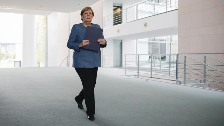 Bundeskanzlerin Angela Merkel (CDU) trifft im Kanzleramt zu einer Erklärung über die jüngsten Entwicklungen im Fall des russischen Regierungskritikers Alexej Nawalny ein