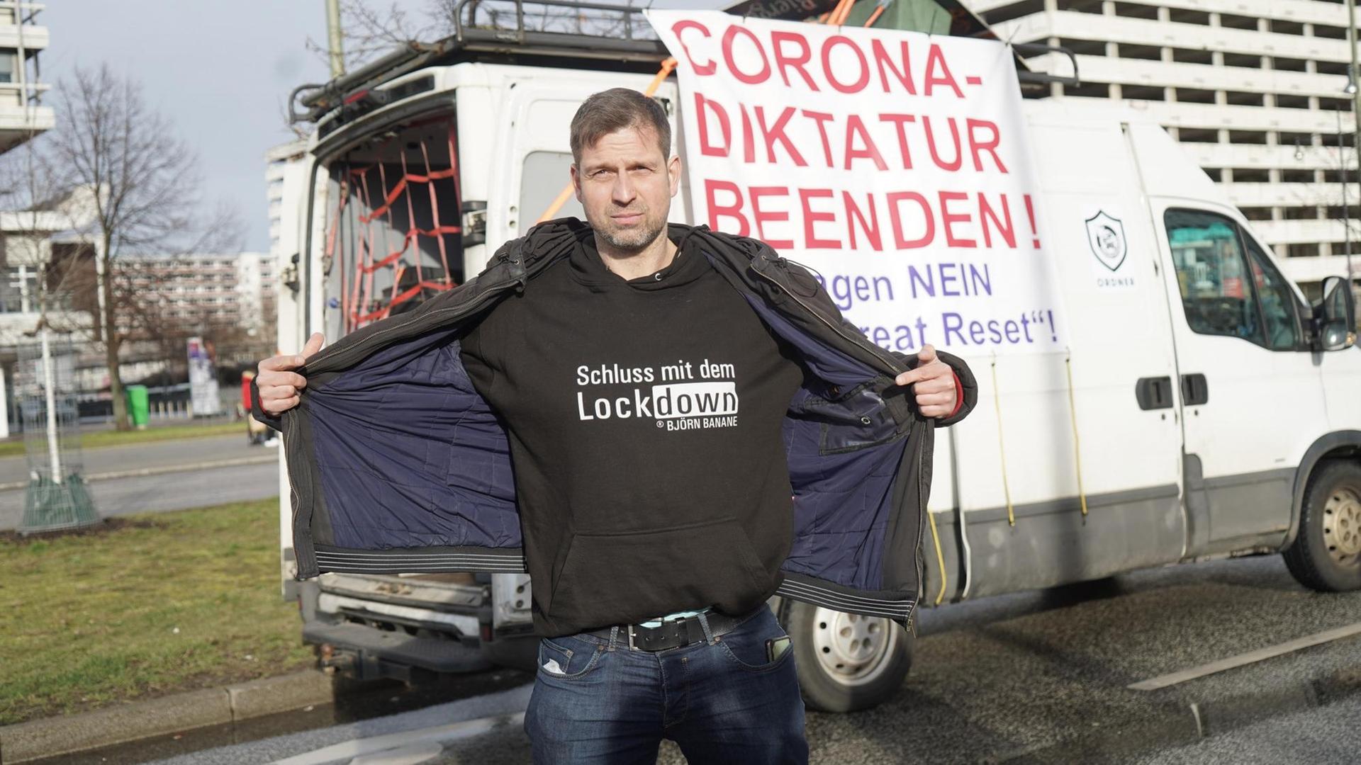 Der Sänger Björn Banane nimmt an einem Autokorso gegen die Corona-Einschränkungen teil und zeigt sein T-Shirt mit der Aufschrift "Schluss mit dem Lockdown". Der Sänger Björn Banane nimmt an einem Autokorso gegen die Corona-Einschränkungen teil und zeigt sein T-Shirt mit der Aufschrift "Schluss mit dem Lockdown".
