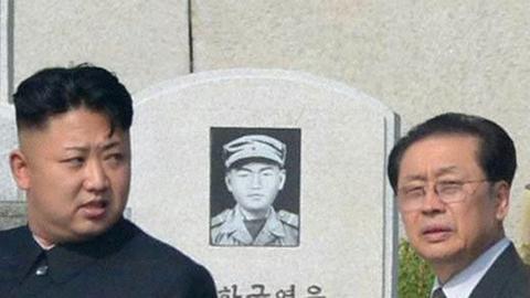 Jang Song Thaek mit Machthaber Kim Jong Un (Archiv)