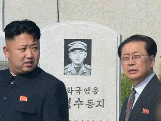 Jang Song Thaek mit Machthaber Kim Jong Un (Archiv)