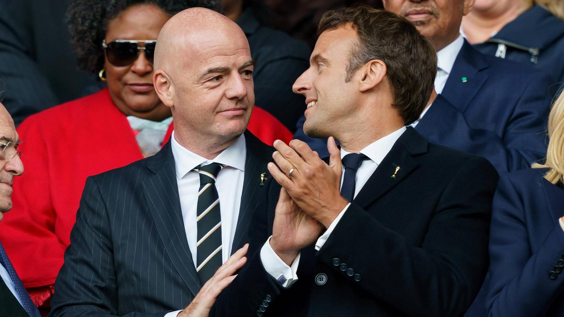 FIFA-Präsident Gianni Infantino und Frankreichs Staatspräsident Emmanuel Macron beim WM-Spiel zwischen Frankreich und Südkorea 2019. FIFA-Präsident Gianni Infantino und Frankreichs Staatspräsident Emmanuel Macron beim WM-Spiel zwischen Frankreich und Südkorea 2019.