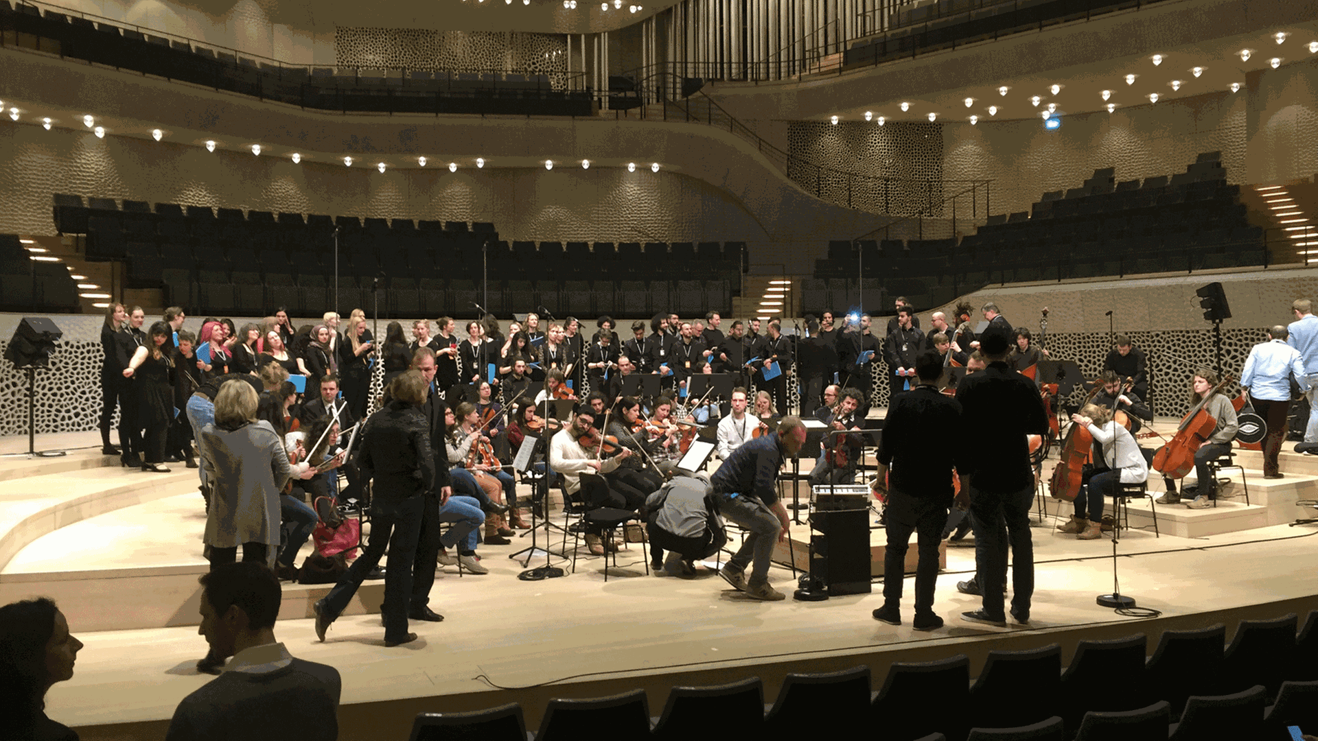 Der Projektchor Salam Syria und das Syrian Expat Philharmonic Orchestra bei Proben in der Hamburger Elbphilharmonie Der Projektchor Salam Syria und das Syrian Expat Philharmonic Orchestra bei Proben in der Hamburger Elbphilharmonie