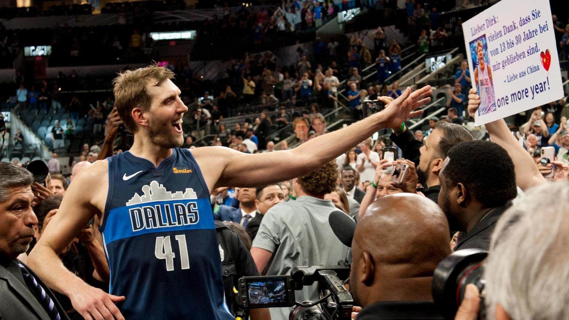 Dirk Nowitzki von den Dallas Mavericks verabschiedet sich bei seinem letzten Spiel von den Fans. Dirk Nowitzki von den Dallas Mavericks verabschiedet sich bei seinem letzten Spiel von den Fans.