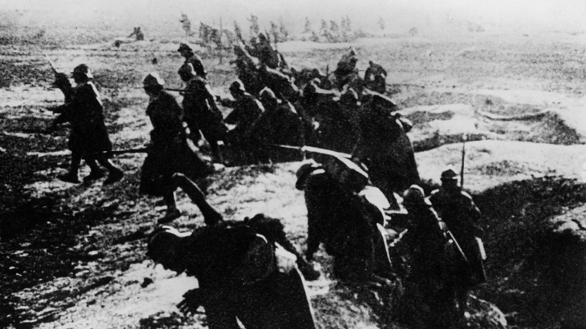 Französische Soldaten klettern während der Schlacht um die ostfranzösische Stadt Verdun zu einem Angriff aus ihren Schützengräben (Archivfoto von 1916). Bei der Schlacht um Verdun sind von Februar bis Dezember 1916 rund 700.000 Menschen umgekommen. Ausgelöst durch die tödlichen Schüsse auf den österreichischen Thronfolger Franz Ferdinand durch serbische Nationalisten am 28. Juni 1914 in Sarajevo brach im August 1914 der große Krieg (später als 1. Weltkrieg bezeichnet) aus. Es kämpften die Mittelmächte, bestehend aus Deutschland, Österreich-Ungarn sowie später auch das Osmanische Reich (Türkei) und Bulgarien gegen die Tripelentente, bestehend aus Großbritannien, Frankreich und Russland sowie zahlreichen Bündnispartnern. Die traurige Bilanz des mit der Niederlage der Mittelmächte 1918 beendeten Weltkriegs: rund 8,5 Millionen Gefallene, über 21 Millionen Verwundete und fast 8 Millionen Kriegsgefangene und Vermisste. Französische Soldaten klettern während der Schlacht um die ostfranzösische Stadt Verdun zu einem Angriff aus ihren Schützengräben (Archivfoto von 1916). Bei der Schlacht um Verdun sind von Februar bis Dezember 1916 rund 700.000 Menschen umgekommen. Ausgelöst durch die tödlichen Schüsse auf den österreichischen Thronfolger Franz Ferdinand durch serbische Nationalisten am 28. Juni 1914 in Sarajevo brach im August 1914 der große Krieg (später als 1. Weltkrieg bezeichnet) aus. Es kämpften die Mittelmächte, bestehend aus Deutschland, Österreich-Ungarn sowie später auch das Osmanische Reich (Türkei) und Bulgarien gegen die Tripelentente, bestehend aus Großbritannien, Frankreich und Russland sowie zahlreichen Bündnispartnern. Die traurige Bilanz des mit der Niederlage der Mittelmächte 1918 beendeten Weltkriegs: rund 8,5 Millionen Gefallene, über 21 Millionen Verwundete und fast 8 Millionen Kriegsgefangene und Vermisste.