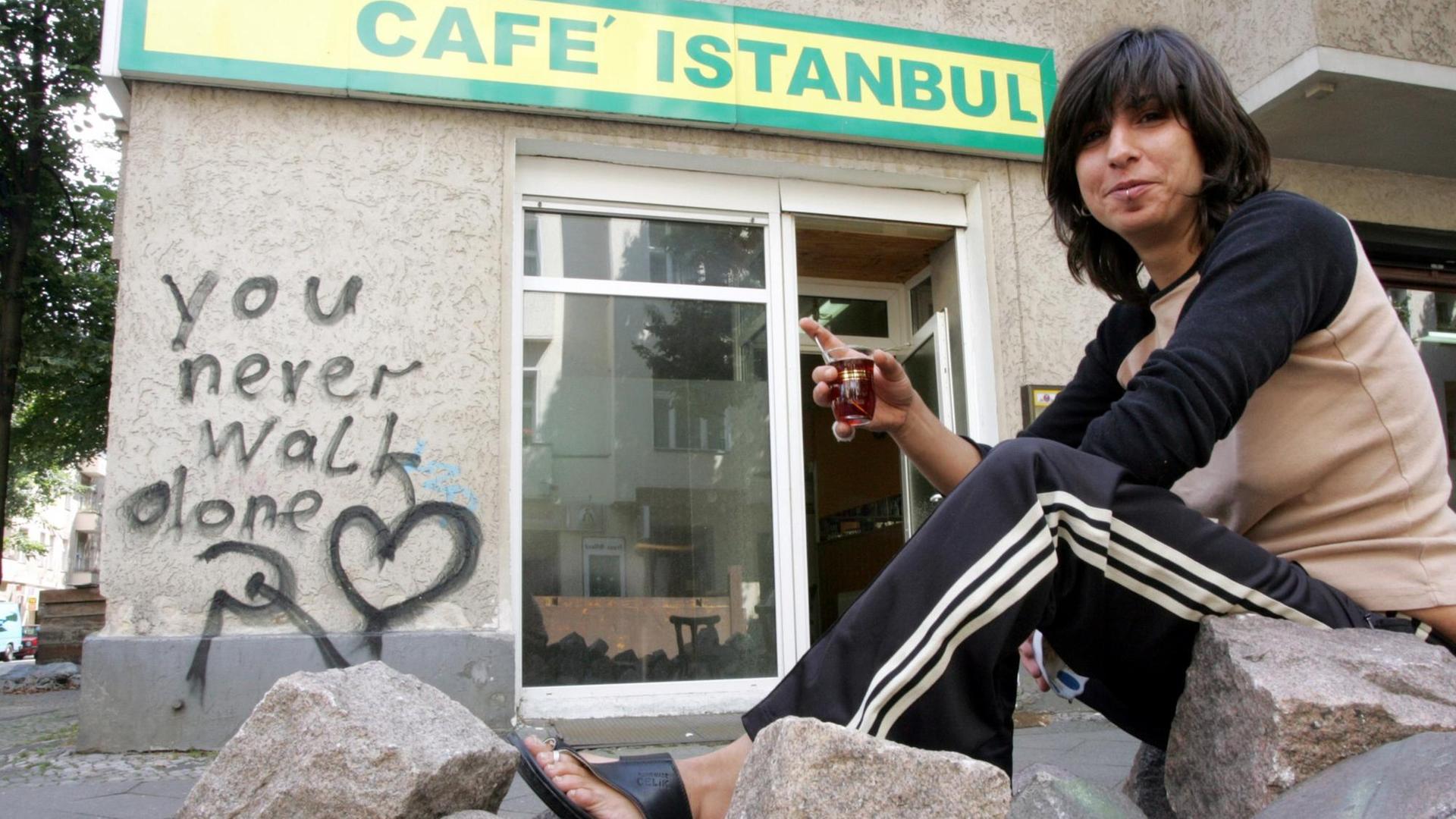DJ Ipek, vor dem Cafe Istanbul in Berlin-Kreuzberg (2007). DJ Ipek, vor dem Cafe Istanbul in Berlin-Kreuzberg (2007).