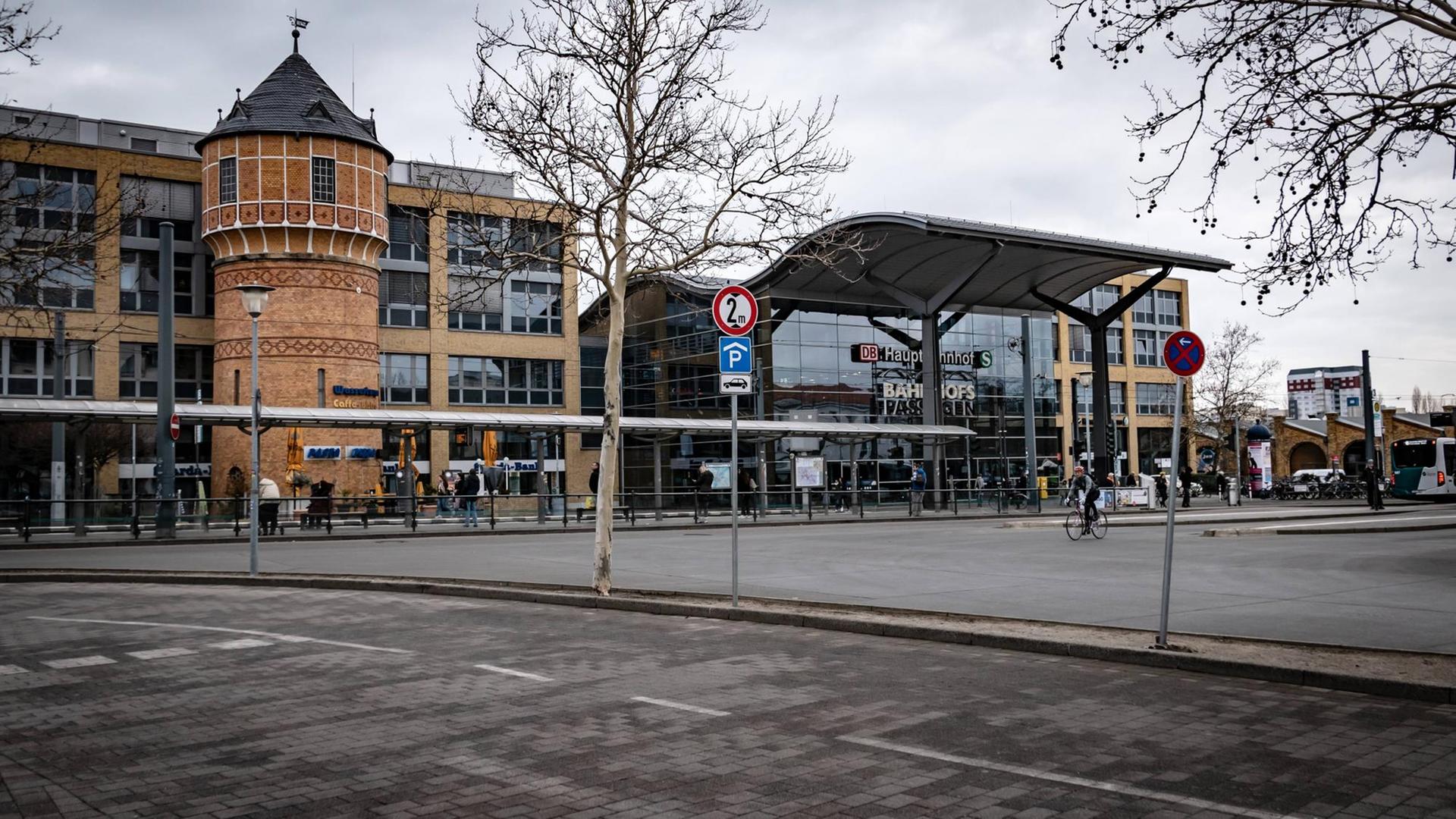Potsdam, Blick auf den Hauptbahnhof mit Vorplatz. Potsdam, Blick auf den Hauptbahnhof mit Vorplatz.