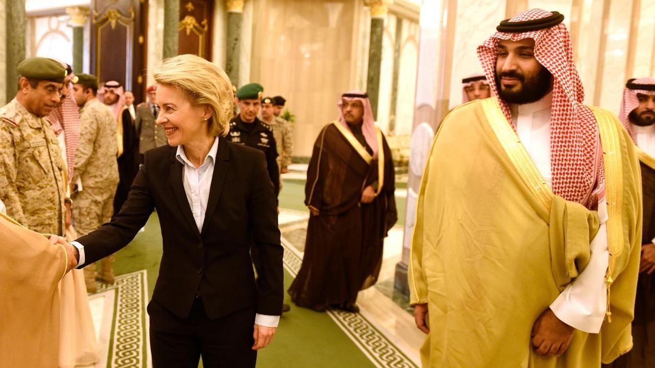 Bundesverteidigungsministerin Ursula von der Leyen steht neben Vize-Kronzprinz Mohhammed bin Salman al-Saud in Riad (Saudi-Arabien). Bundesverteidigungsministerin Ursula von der Leyen steht neben Vize-Kronzprinz Mohhammed bin Salman al-Saud in Riad (Saudi-Arabien).