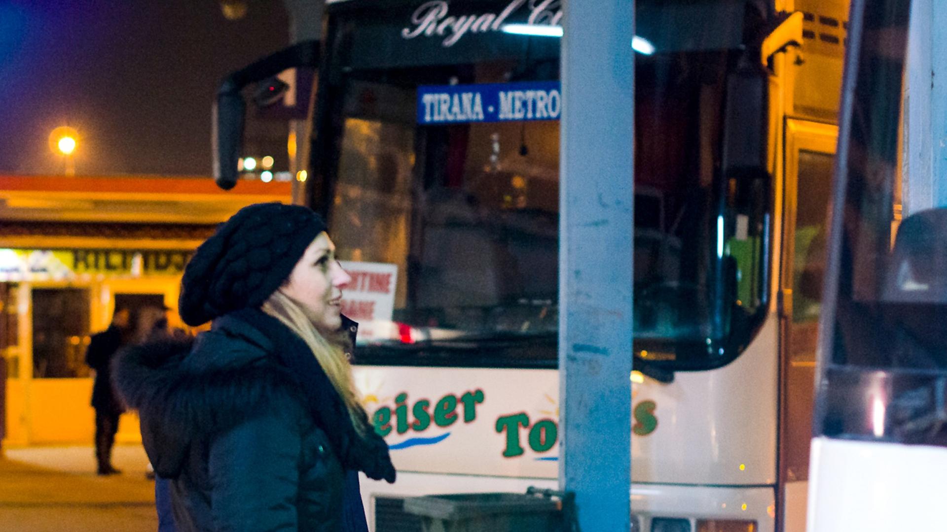 Eine Frau verabschiedet sich am Busbahnhof von Pristina, Kosovo. Der Bus fährt nach Belgrad; von da aus reisen die Flüchtlinge über die ungarische Grenze aus. Eine Frau verabschiedet sich am Busbahnhof von Pristina, Kosovo. Der Bus fährt nach Belgrad; von da aus reisen die Flüchtlinge über die ungarische Grenze aus.