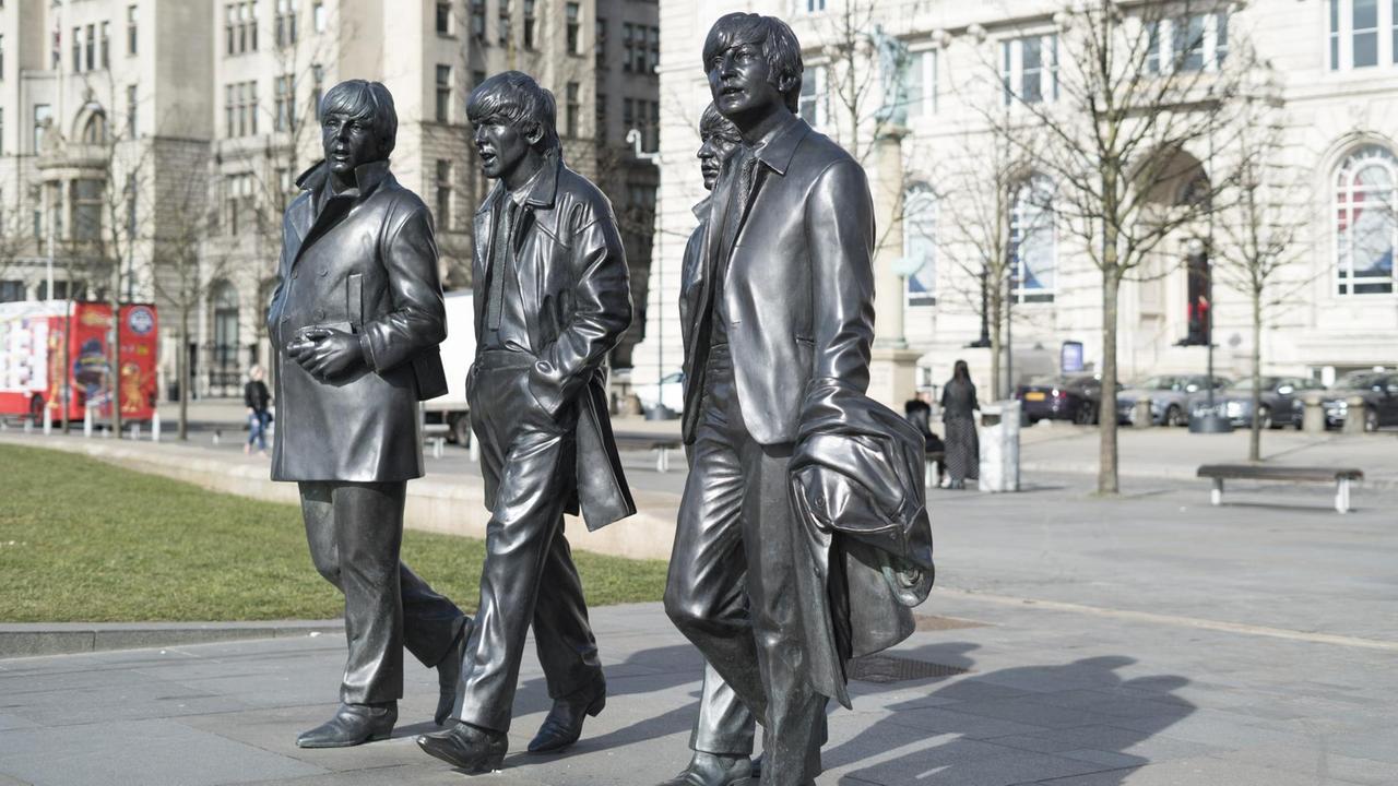 Die berühmtesten Söhne der Stadt flanieren heute auch an Liverpools Waterfront als Skulptur in Realgröße. Die berühmtesten Söhne der Stadt flanieren heute auch an Liverpools Waterfront als Skulptur in Realgröße.