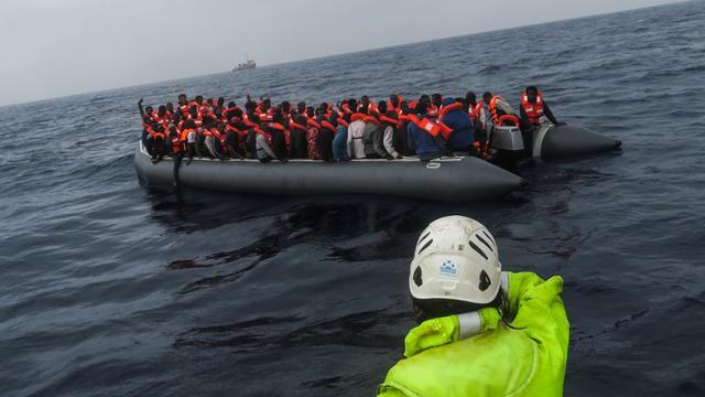 Rettung aus Seenot von 305 Migranten durch das zivile Rettungsschiff Sea Watch 3 am 13.4.2018