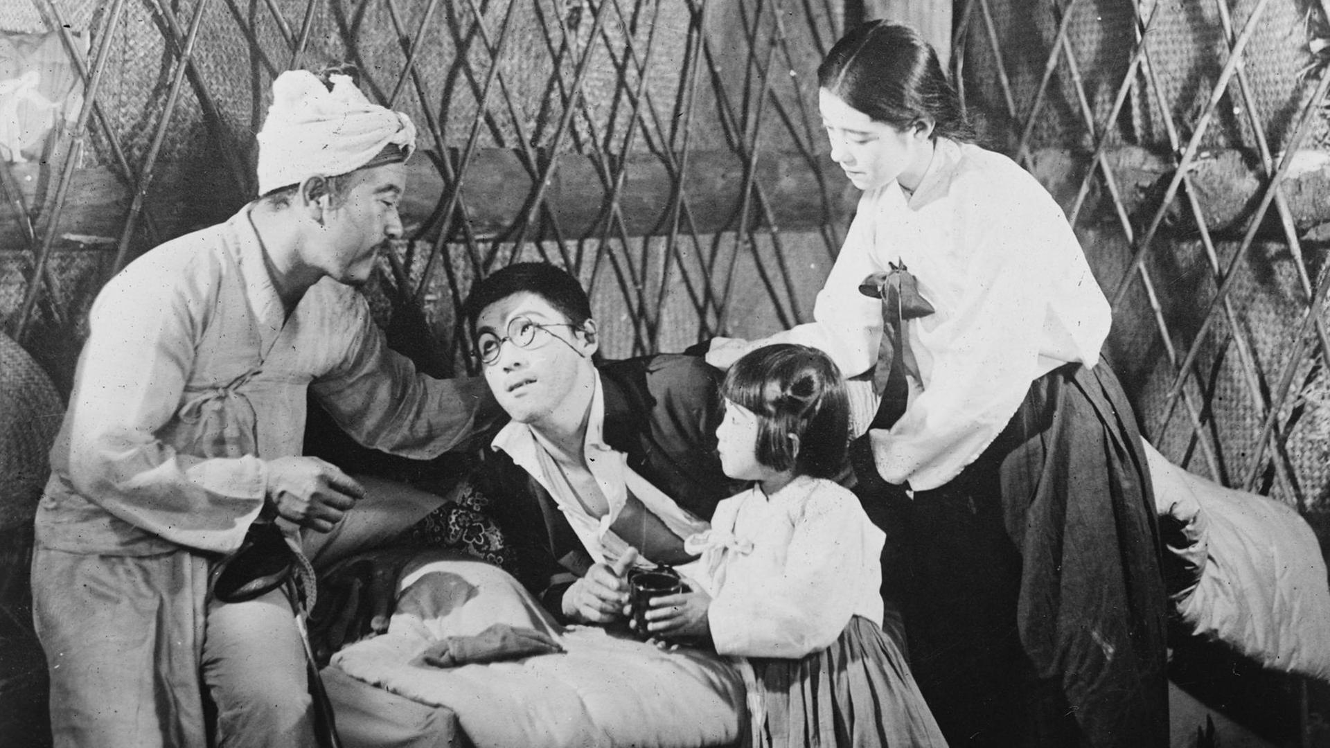 Szene aus einem japanischen Stummfilm, etwa 1926 mit T. Yoshida, K. Fujima and R. Sawa. Szene aus einem japanischen Stummfilm, etwa 1926 mit T. Yoshida, K. Fujima and R. Sawa.