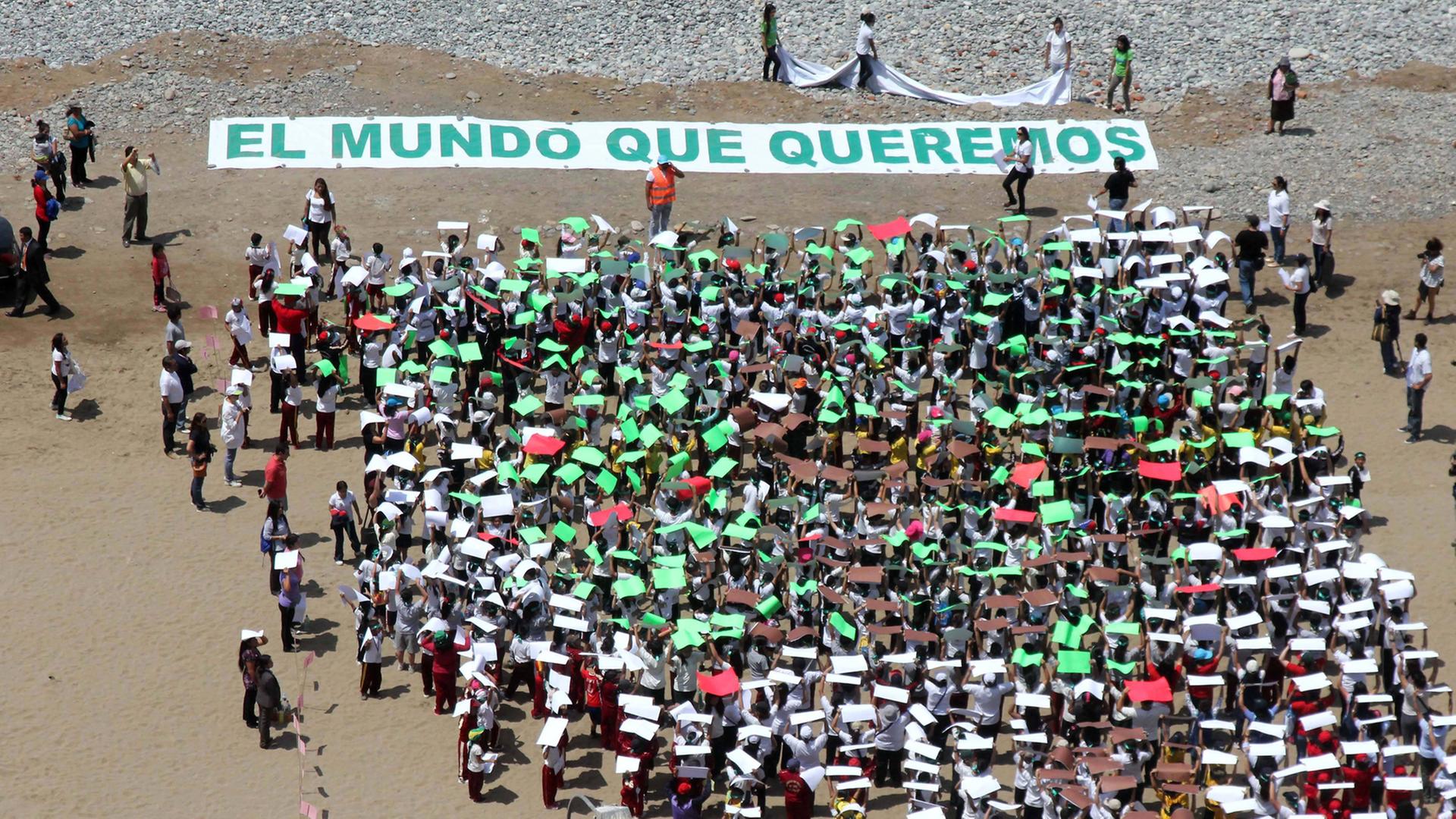 700 Kinder bilden die Form eines Baumes, über dem steht: "Die Welt, die wir wollen" am Strand von Lima, Peru. Hier findet der UN Klimagipfel statt. 700 Kinder bilden die Form eines Baumes, über dem steht: "Die Welt, die wir wollen" am Strand von Lima, Peru. Hier findet der UN Klimagipfel statt.