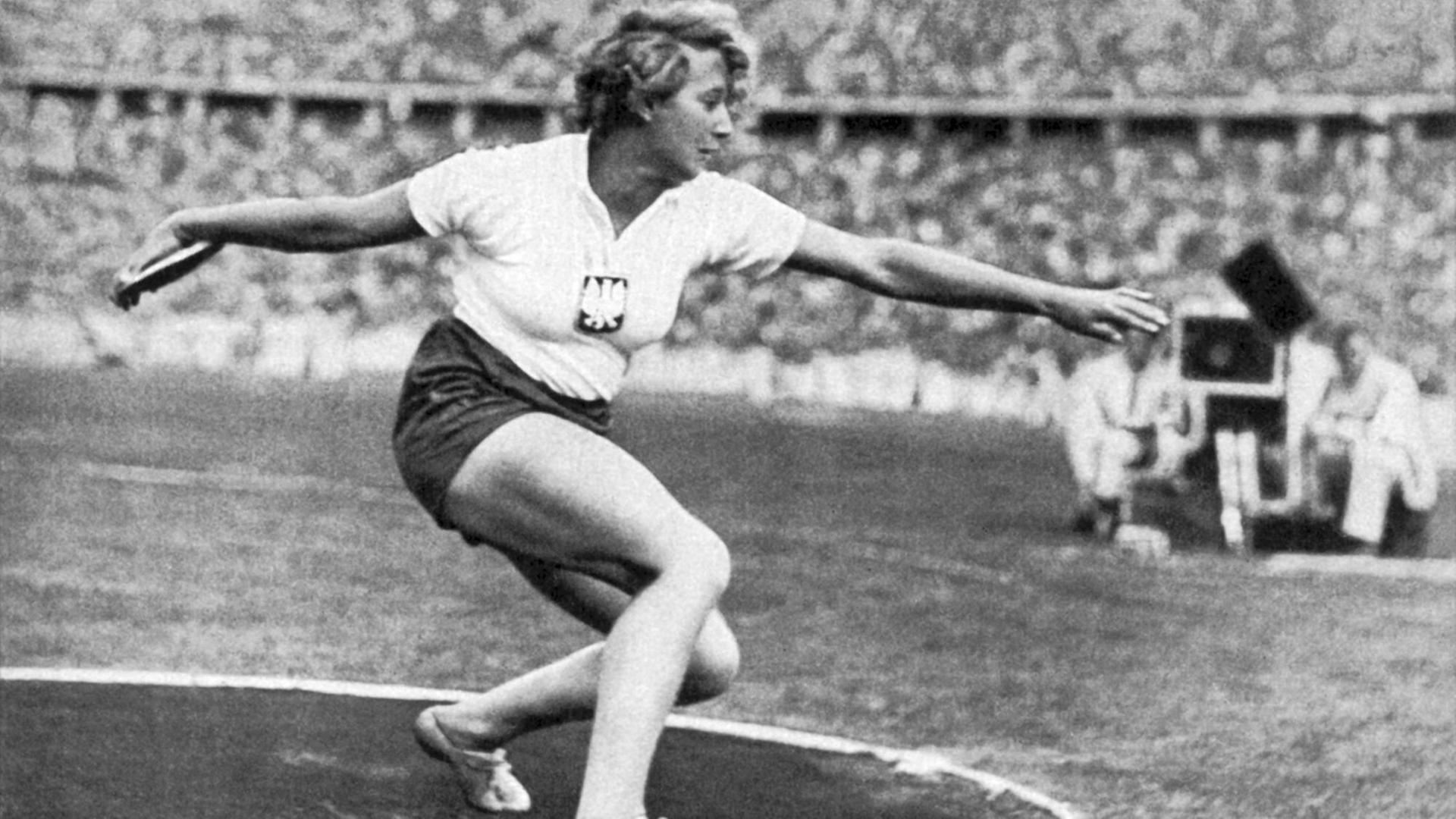 Berlin, Deutschland: 1936 Die polnische und jüdische Sportlerin Hedwiga Wajsowna wirft den Diskus bei den Olympischen Spielen 1936. Sie gewann die Silbermedaille.