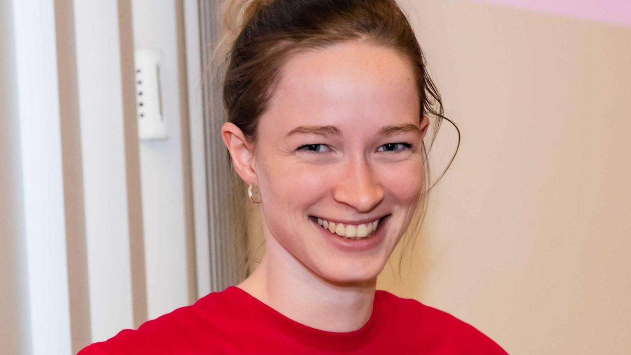 Katrin Meyer, Leiterin der Geschäftsstelle des Berliner Vereins "Runder Tisch Reparatur", lächelt in die Kamera. Sie ist Politik- und Wirtschaftswissenschaftlerin. Katrin Meyer, Leiterin der Geschäftsstelle des Berliner Vereins "Runder Tisch Reparatur", lächelt in die Kamera. Sie ist Politik- und Wirtschaftswissenschaftlerin.